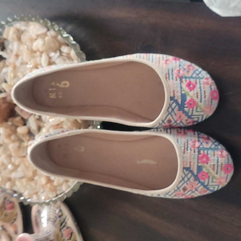 Worn 3x. Super cute Flats, floral pattern. Cream with pink and blue flowers.